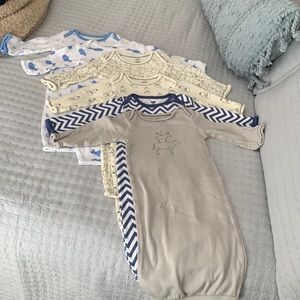 Lot of 6 sleep gowns, 0-6 months. Elastic bottom